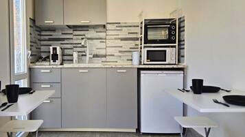 Frigorifero, microonde, forno, piano cottura