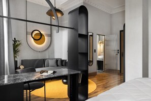 Junior suite | Een laptopwerkplek, geluiddichte muren, een strijkplank/strijkijzer