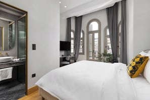 Standard Room, Balcony | City view