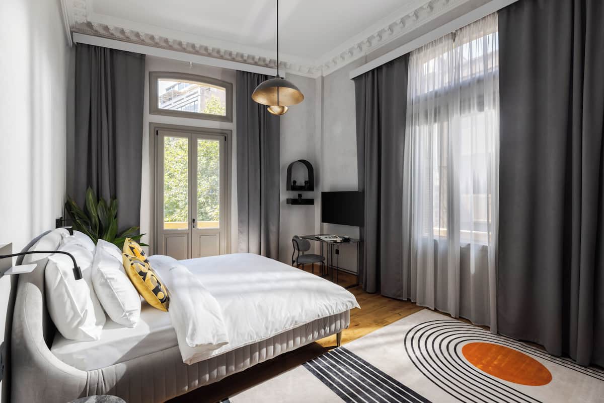 Family Room | Laptop workspace, soundproofing, iron/ironing board, free WiFi