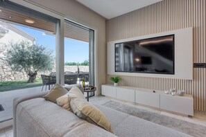 Familjevilla - 4 sovrum - intill bergen (Luxury Seaview Villa Rosciola) | Vardagsrum | 21-tums smart-tv med satellitkanaler