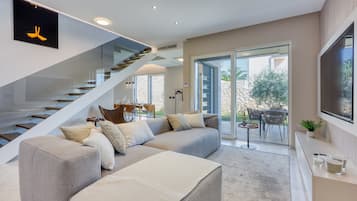 Family Villa, 4 Bedrooms, Mountainside (Luxury Seaview Villa Rosciola) | Living area | 21-inch Smart TV with satellite channels