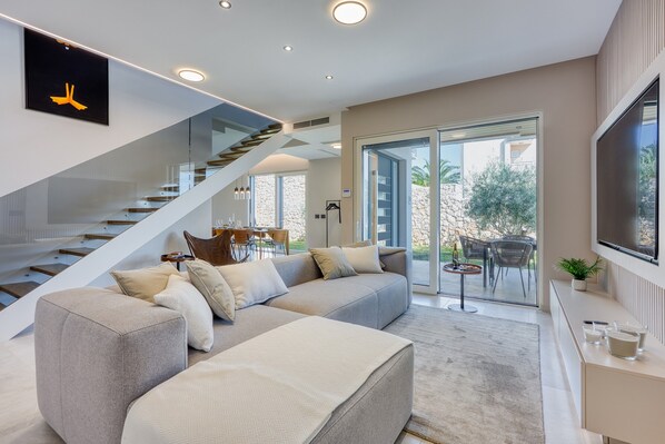 Family Villa, 4 Bedrooms, Mountainside (Luxury Seaview Villa Rosciola) | Living area | 21-inch Smart TV with satellite channels