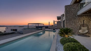 Piscina stagionale all'aperto, una piscina riscaldata