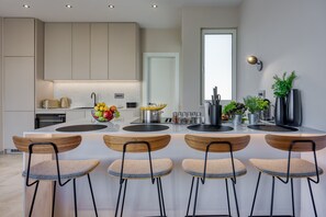 Fridge, oven, stovetop, dishwasher