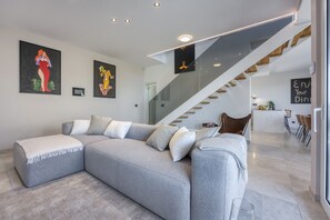 En 21-tommers smart-TV med Parabol-TV