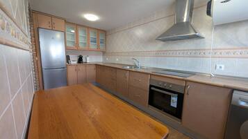 Frigorífico, horno, cafetera o tetera y hervidor eléctrico