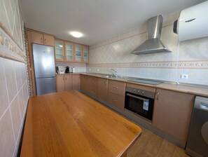 Een koelkast, een oven, een koffiezetapparaat/waterkoker, een waterkoker