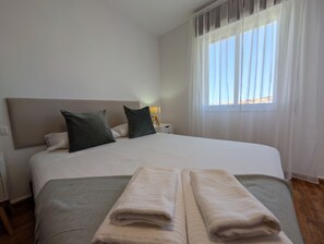 4 多间卧室、  熨斗/熨衣板、免费 WiFi、床单