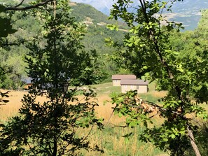 Property grounds - Cottage "Morgon" with Mountain View, Wi-Fi and Air Conditioning (Crots)