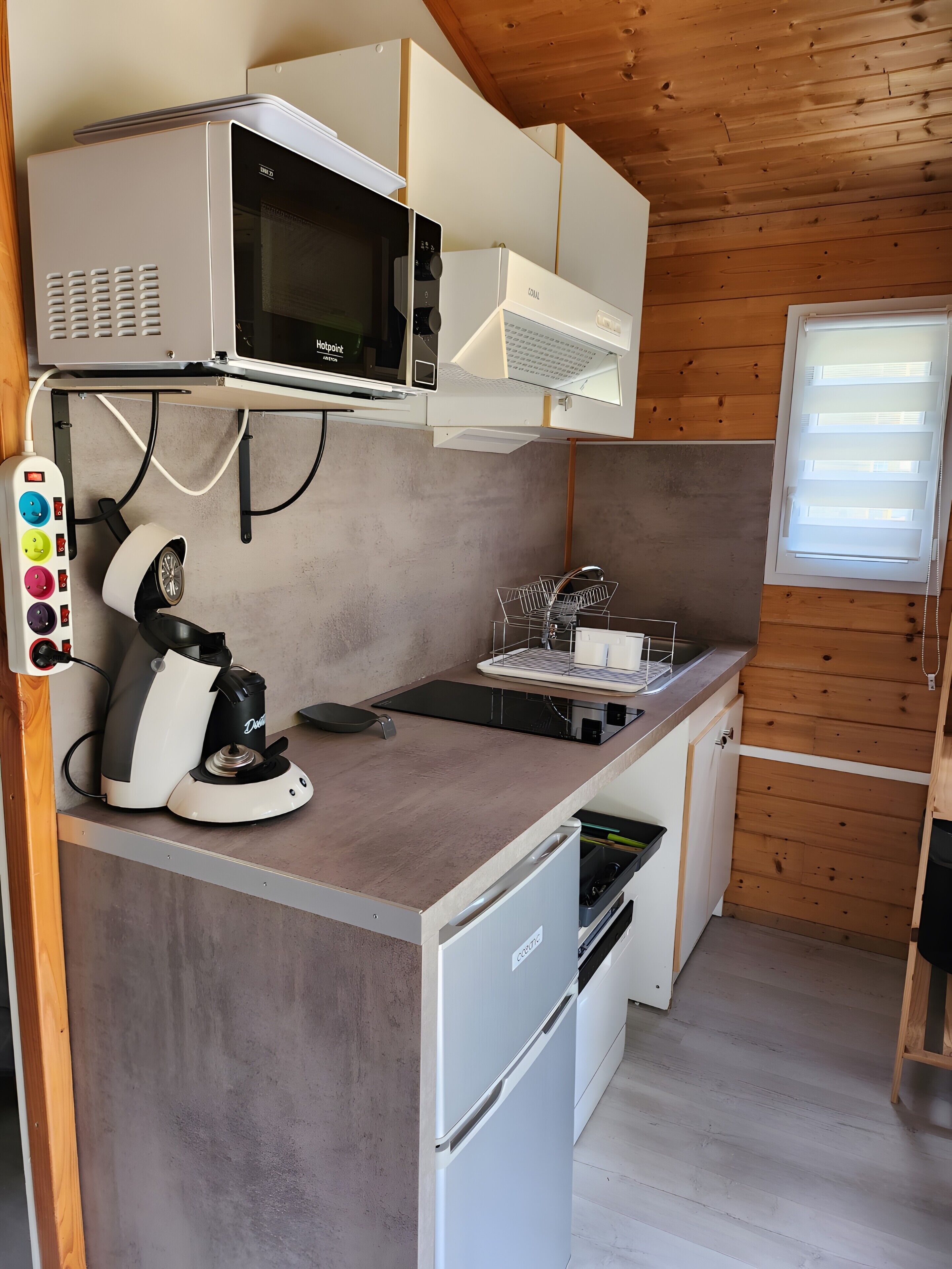 Een koelkast, een microgolfoven, een kookplaat, een vaatwasser