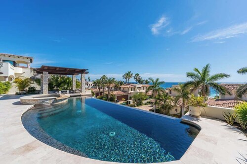 Luxurious Villa Ocean Views at Private Community!