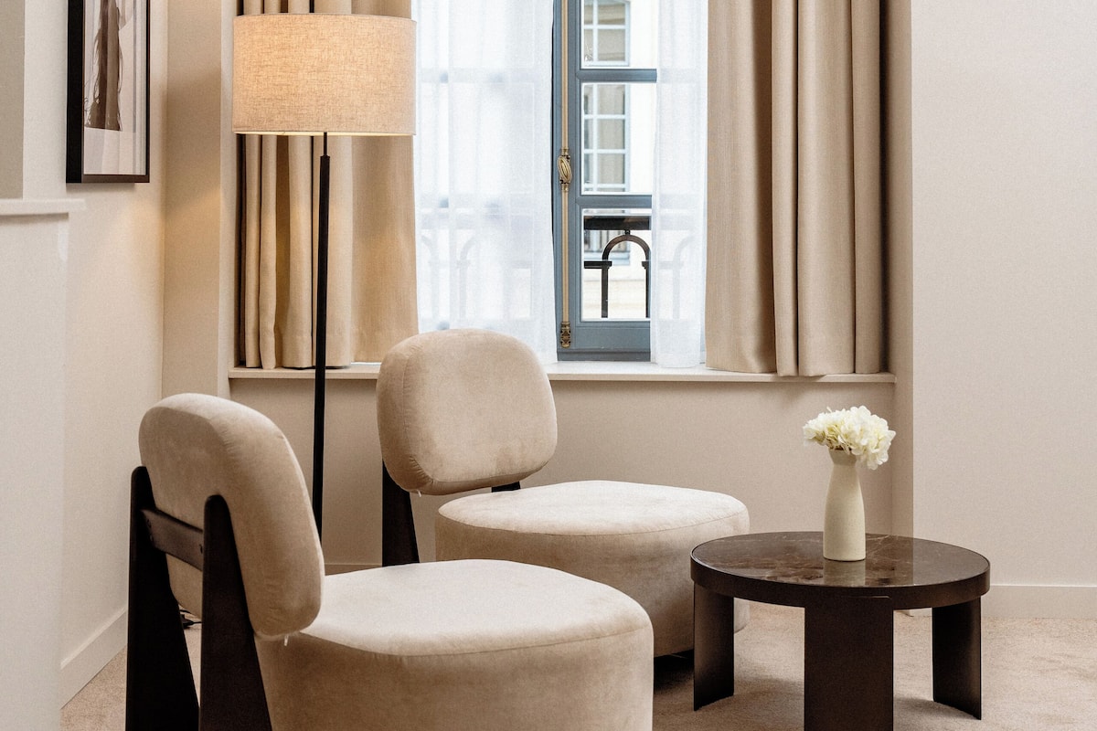 ห้องรอยัลสวีท, วิวสวนหย่อม | เครื่องนอนระดับพรีเมียม, เตียงพร้อมฟูกเสริมที่นอน, มินิบาร์ฟรีบางอย่าง