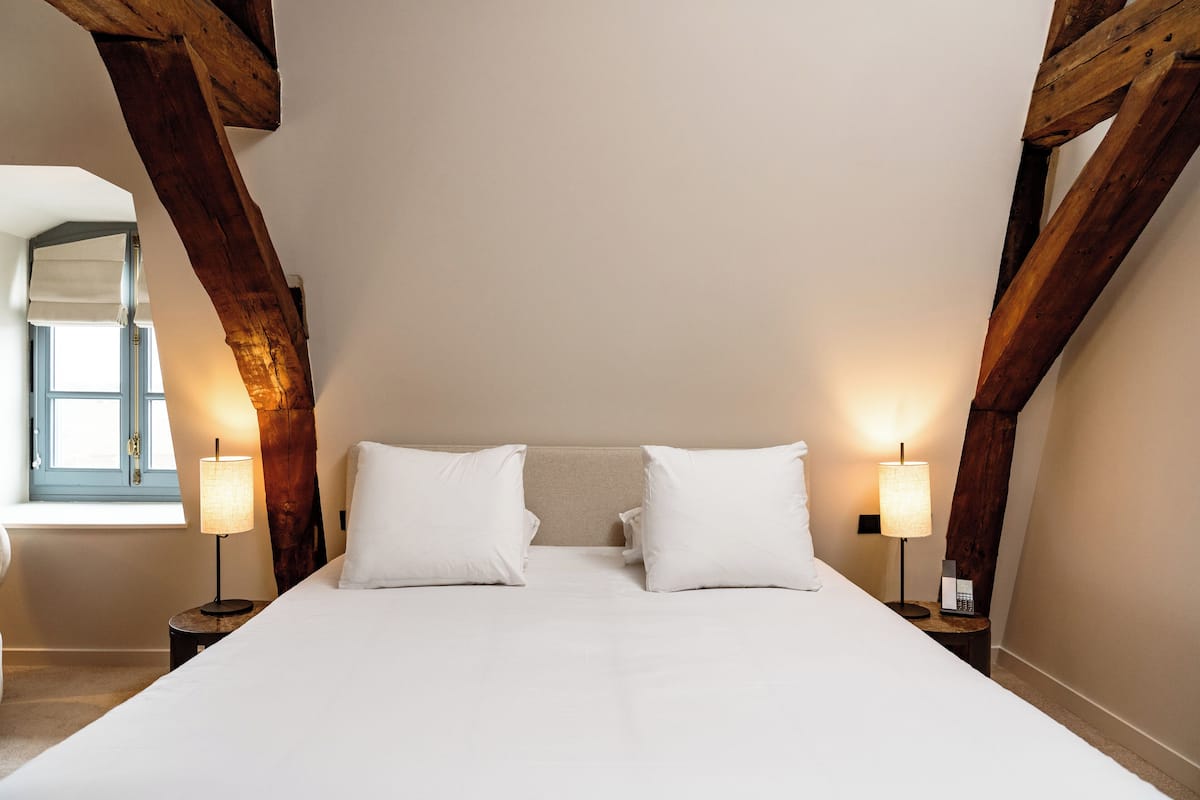 Kamar Double Basic | Seprai premium, bantalan ekstra lembut, isi minibar gratis, dan brankas