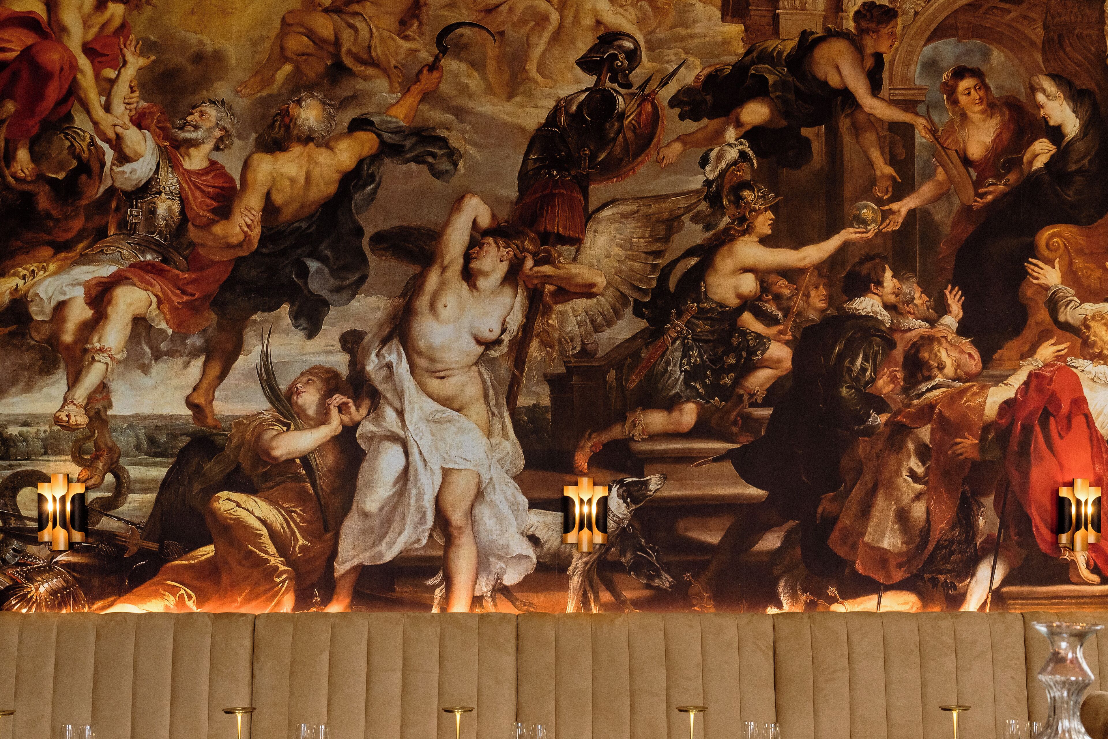Una pintura clásica con figuras en poses dinámicas, una chimenea y velas.