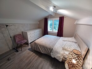 2 bedrooms, iron/ironing board, WiFi, bed sheets