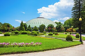 A large dome structure surrounded by well-manicured gardens and pathways. - The Light Loft at BoaVista Flats (Porto)