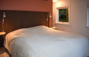 3 bedrooms, iron/ironing board, free WiFi