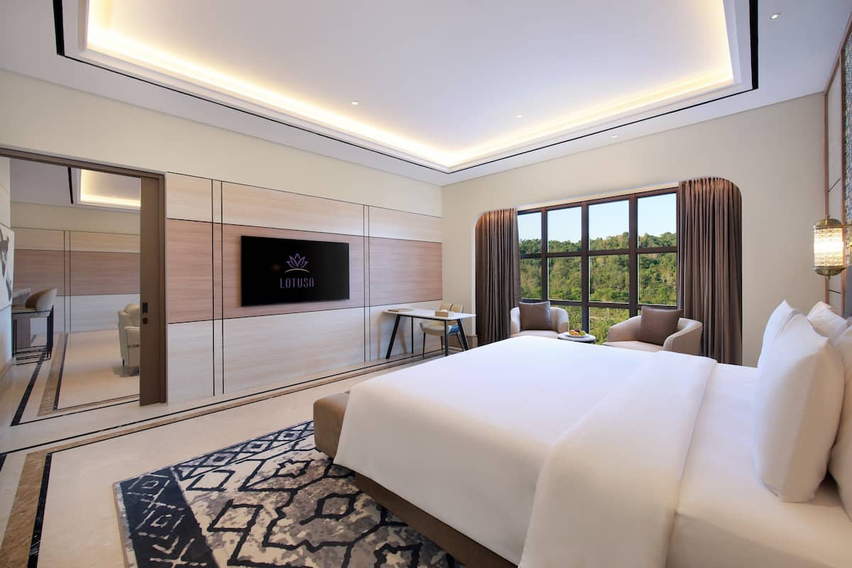 Executive Suite | In-room safe, desk, laptop workspace, blackout drapes