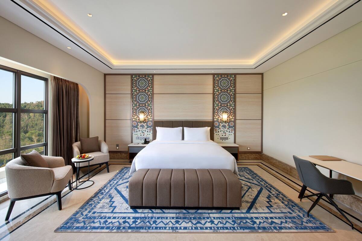 Caja de seguridad en la habitación y escritorio