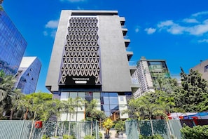 Un edificio moderno con fachada geométrica, identificado como 'TOWNHOUSE & Company Services'.