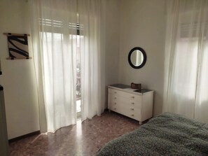 2 makuuhuonetta, silitysrauta/-lauta, internet, vuodevaatteet