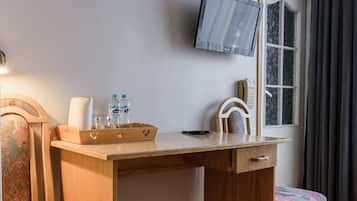 Habitación con 2 camas individuales, balcón, vista a la montaña | Tabla de planchar con plancha