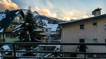 Twin Room, Balcony, Mountain View | Iron/ironing board