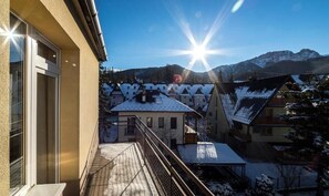 Habitación doble, balcón, vista a la montaña | Tabla de planchar con plancha 