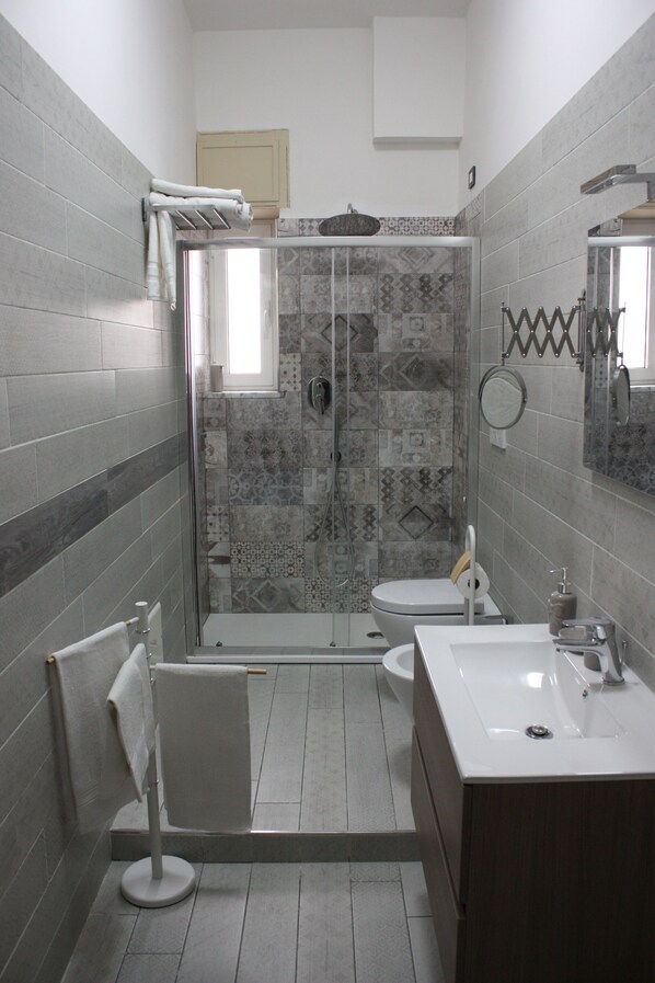 Secadora de cabello, toallas, jabón, papel de baño 
