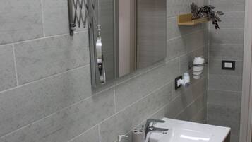 SĂšche-cheveux, serviettes fournies, savon, papier toilette