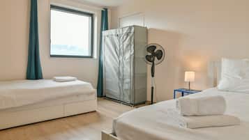3 slaapkamers, een strijkplank/strijkijzer, beddengoed