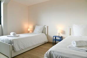 3 habitaciones, tabla de planchar con plancha y ropa de cama 