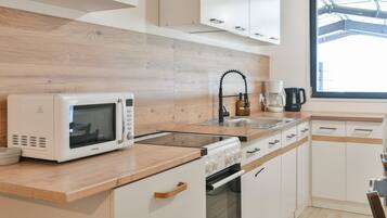 Fridge, microwave, oven, stovetop