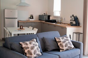 Basic Apartment | Living area
