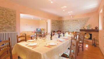 Family Villa, Garden View | Dining room
