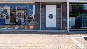 Una façana de cristall amb una botiga que mostra diversos articles.