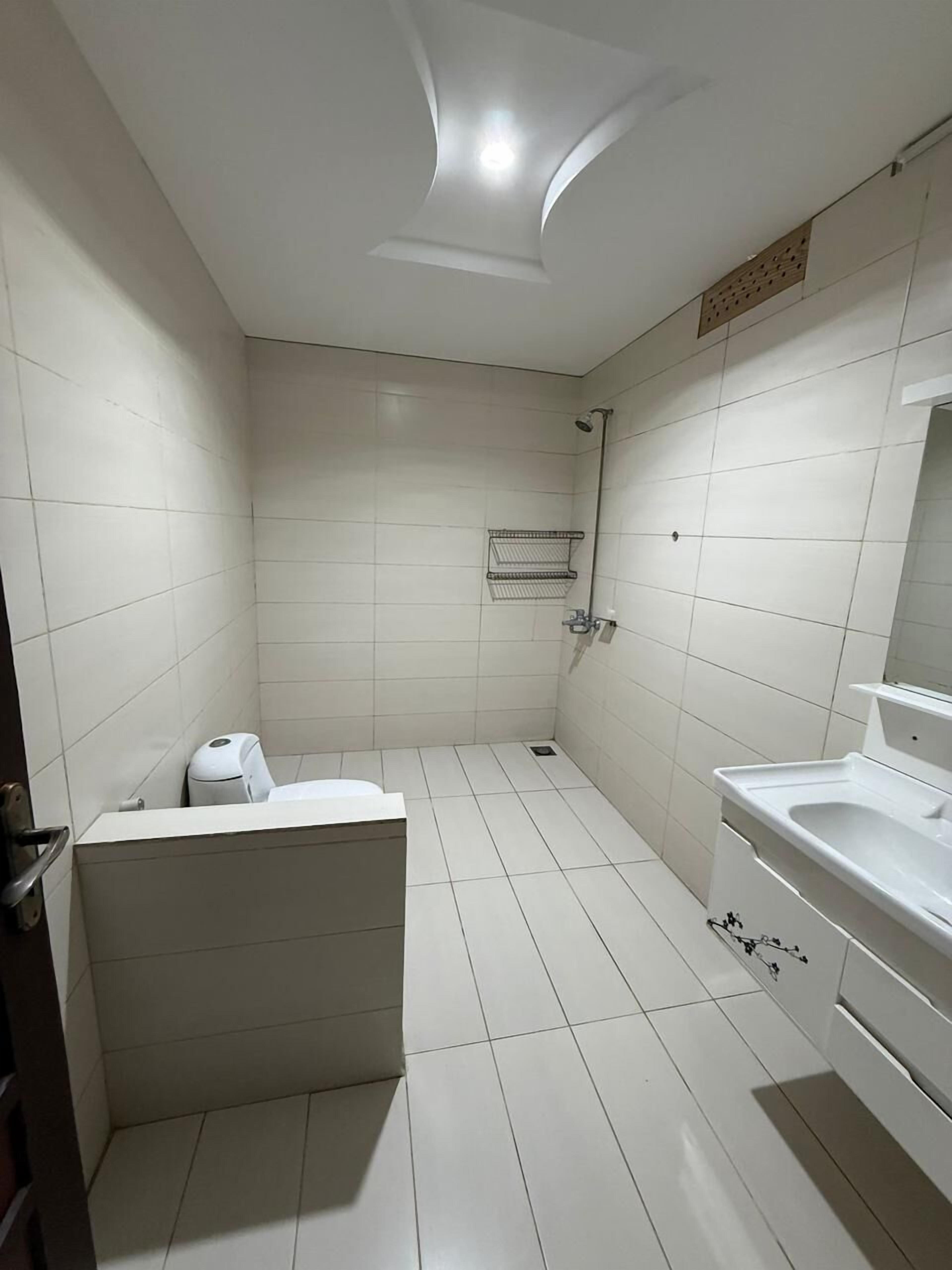 Quarto casal standard | Banheiro | Chuveiro, produtos de toalete grátis, toalhas de banho, sabonete