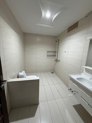 Kamar Double Standar | Kamar mandi | Shower, perlengkapan mandi gratis, handuk, dan sabun