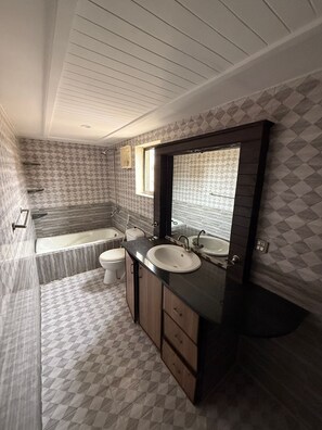 Executive Room | Bathroom | Shower, free toiletries, towels, soap - Sundas Lodge (Islamabad)