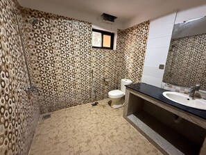 Chambre Exécutive | Salle de bain | Douche, articles de toilette gratuits, serviettes fournies, savon