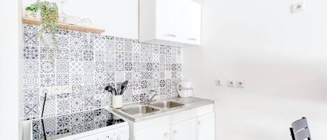 Micro-ondes, four, plaque de cuisson, lave-vaisselle
