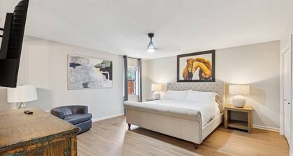 Lakeview Lounge | Group-Friendly 4BR Near Hefner