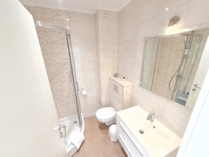 ヘアドライヤー、タオル、石鹸、トイレットペーパー