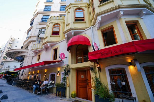 Regadera, secadora de cabello, pantuflas, toallas