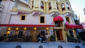 A building with a red awning and outdoor seating area. - Squit Suits Hotel (İstanbul)