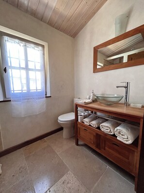 Hair dryer, towels, soap, toilet paper - Adorable house with  swimming pool and panoramic view (Villeneuve)