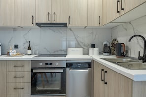 Réfrigérateur, four à micro-ondes, un four, surface de cuisson