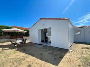 Outdoor dining - Renovated house with WIFI, 700m from the sea - Sleeps 4 (Bretignolles-sur-Mer)