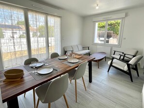 Dining - Renovated house with WIFI, 700m from the sea - Sleeps 4 (Bretignolles-sur-Mer)
